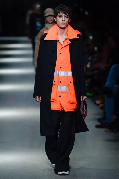 Look 16